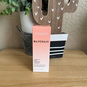 Revolution Glycolic 10% Serum in Pink and White